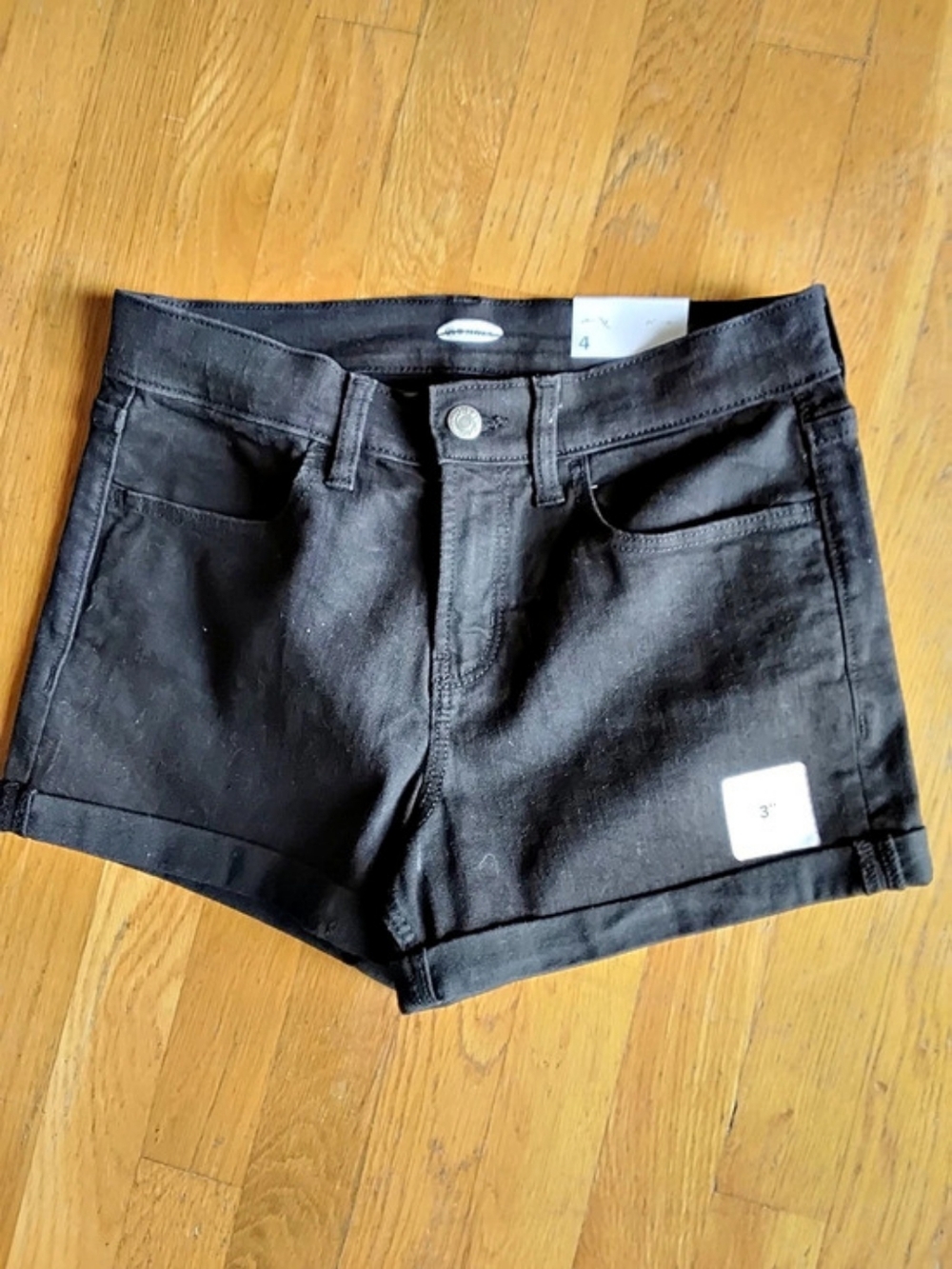 Old Navy Mid-Rise Cuffed Black Jean Shorts Size 4, NWT